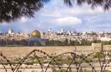 Vue de la ville de Jérsusalem à travers des barbelés